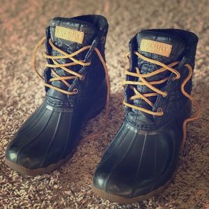 SPERRY WOMEN'S SALTWATER QUILTED DUCK BOOT -BLACK